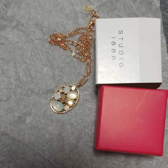 Avon Gold and Cream Cameo Necklace - Picture 5 of 9